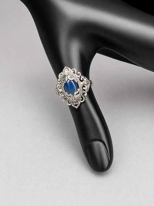 Discover timeless elegance with this vintage sterling silver ring, showcasing an intricate filigree design that gracefully frames a luminous moonstone. The delicate metalwork and soft, ethereal glow of the moonstone create a sophisticated piece perfect for everyday wear or special occasions.