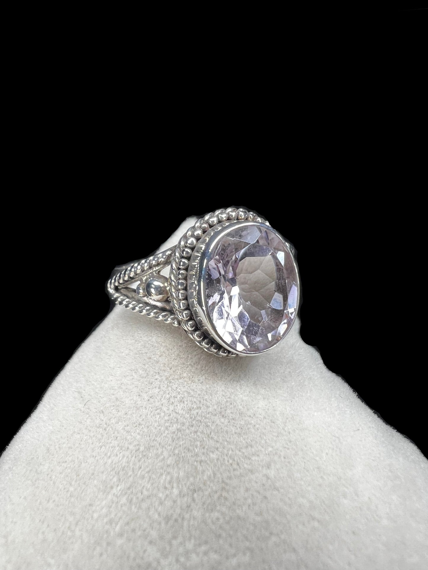 This sterling silver ring features a spinel gemstone with a delicate purple hue, offering a refined touch of color. Expertly crafted, it combines classic elegance with subtle vibrancy.
