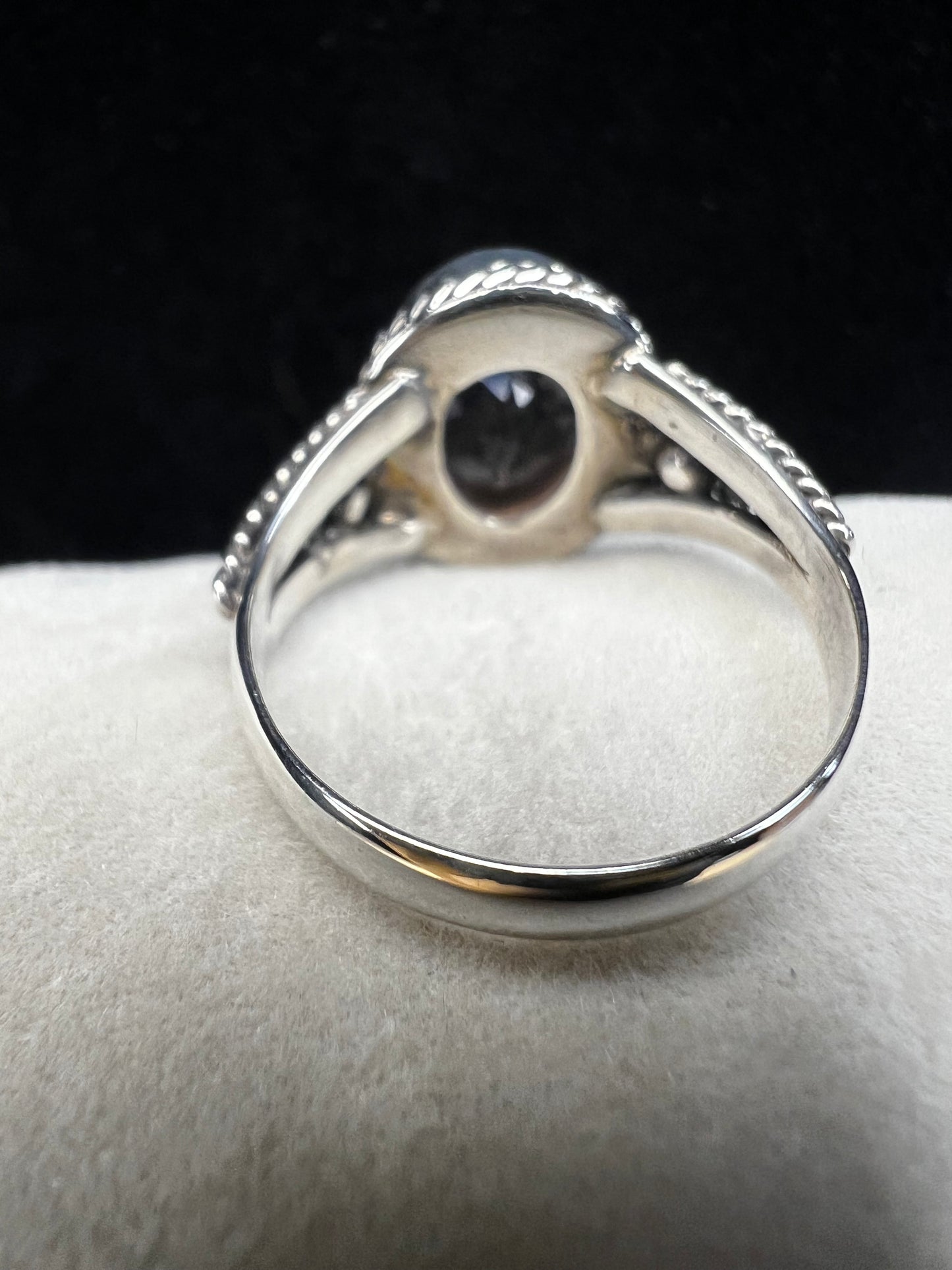 This sterling silver ring features a spinel gemstone with a delicate purple hue, offering a refined touch of color. Expertly crafted, it combines classic elegance with subtle vibrancy.