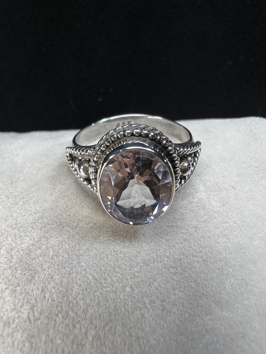 This sterling silver ring features a spinel gemstone with a delicate purple hue, offering a refined touch of color. Expertly crafted, it combines classic elegance with subtle vibrancy.