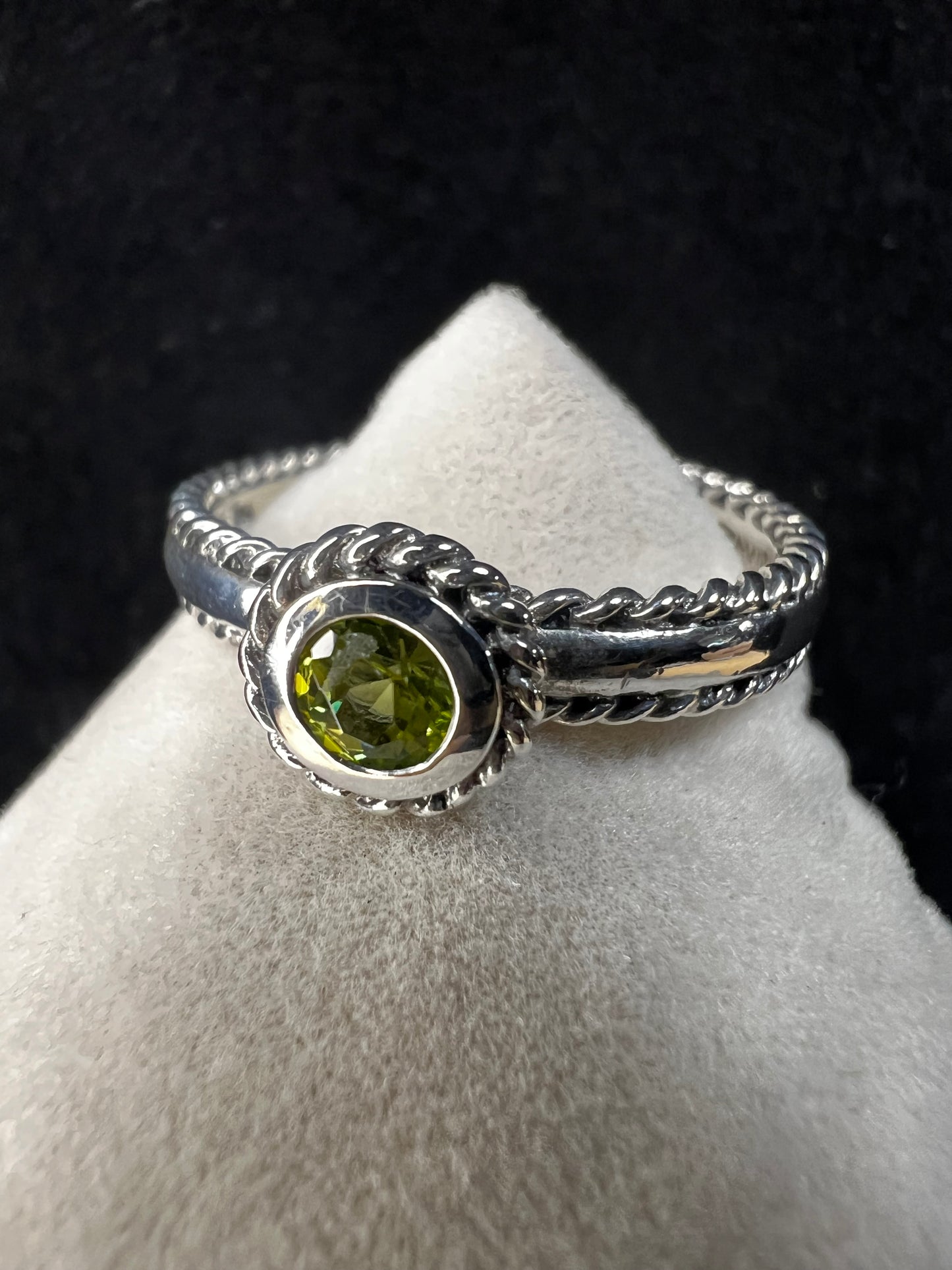 This sterling silver ring is thoughtfully designed with detailed craftsmanship and features a beautiful green amethyst at its center.