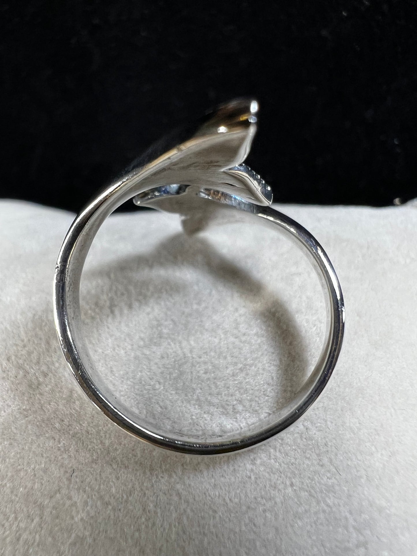 This sterling silver ring features a whale tail design. Perfect for a beach lover or fishing enthusiast.