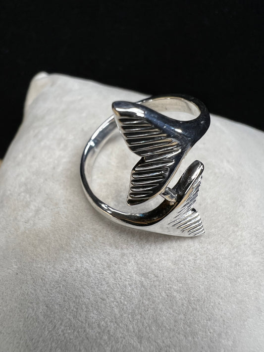This sterling silver ring features a whale tail design. Perfect for a beach lover or fishing enthusiast.