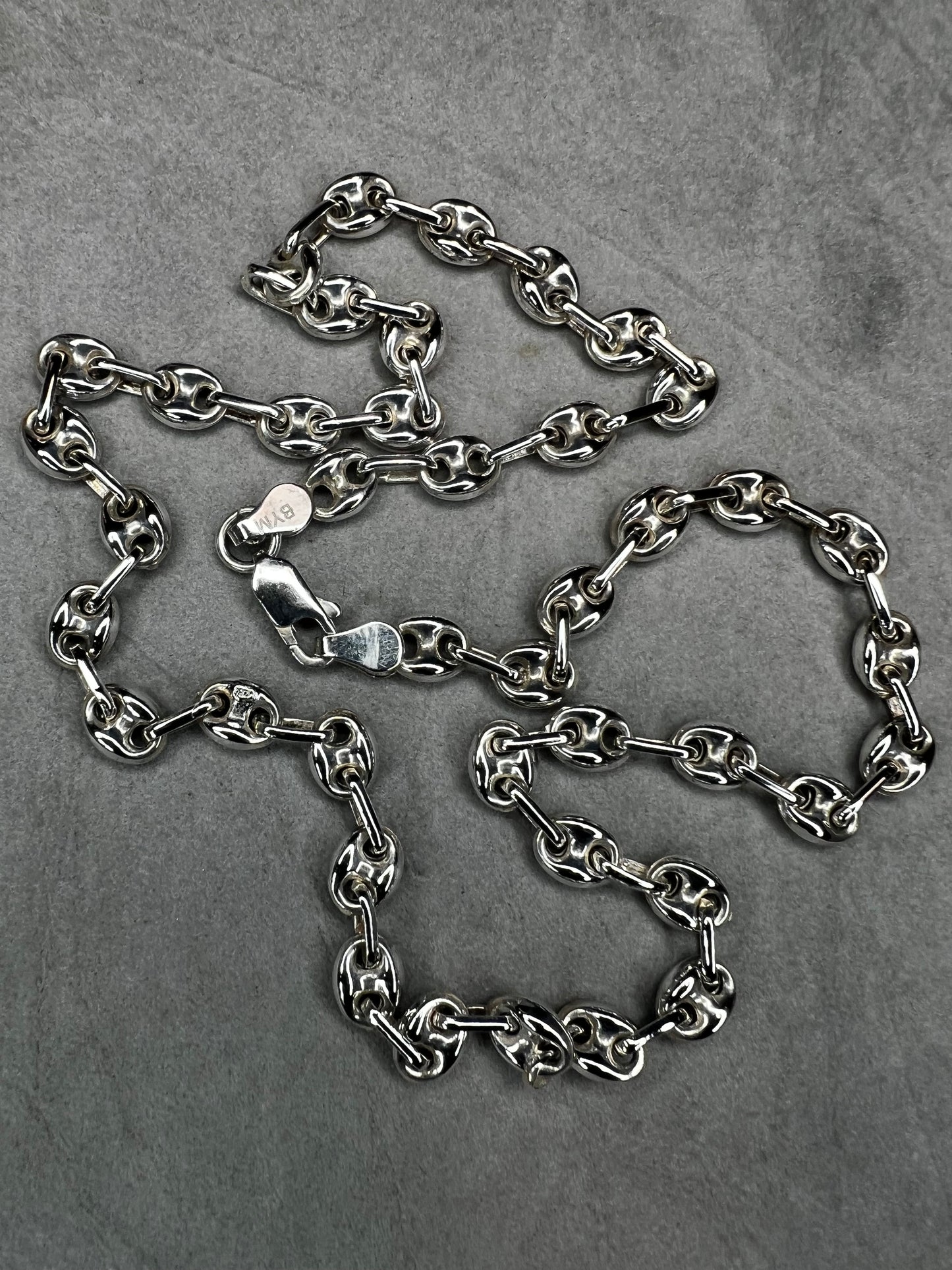 This puffed mariner link chain needs no pendant to make it look special. Made of sterling silver, this piece would be a great addition to your jewelry collection.