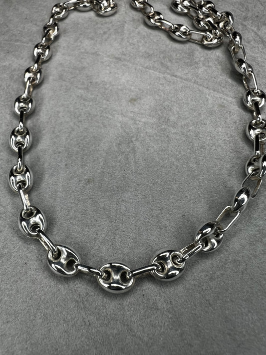 This puffed mariner link chain needs no pendant to make it look special. Made of sterling silver, this piece would be a great addition to your jewelry collection.