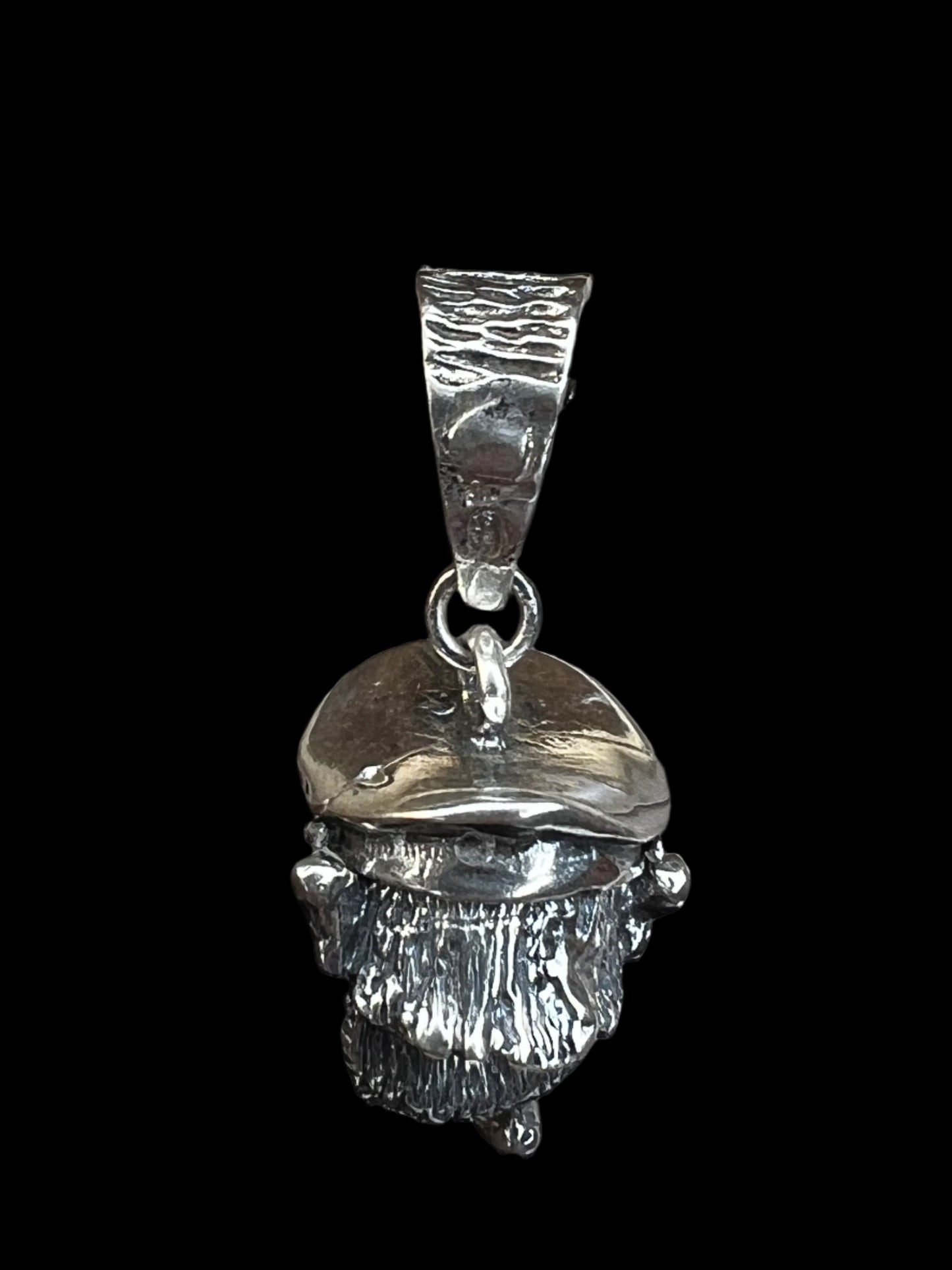 This vintage pendant is intricately crafted from sterling silver. It is jointed, which allows for a slight movement of the hat.