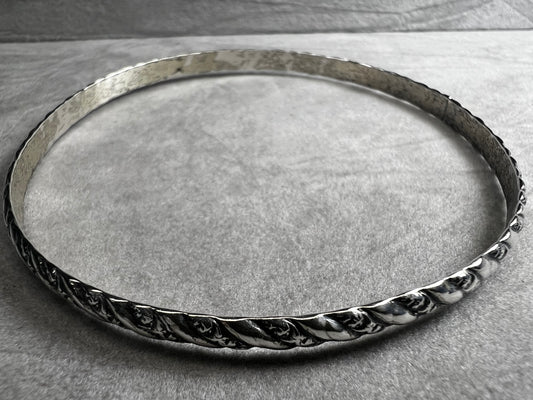 This vintage Danecraft sterling silver bracelet offers timeless elegance with its simple yet detailed design. Crafted with care, it provides a classic accessory that complements any outfit while ensuring durability and comfort for everyday wear.