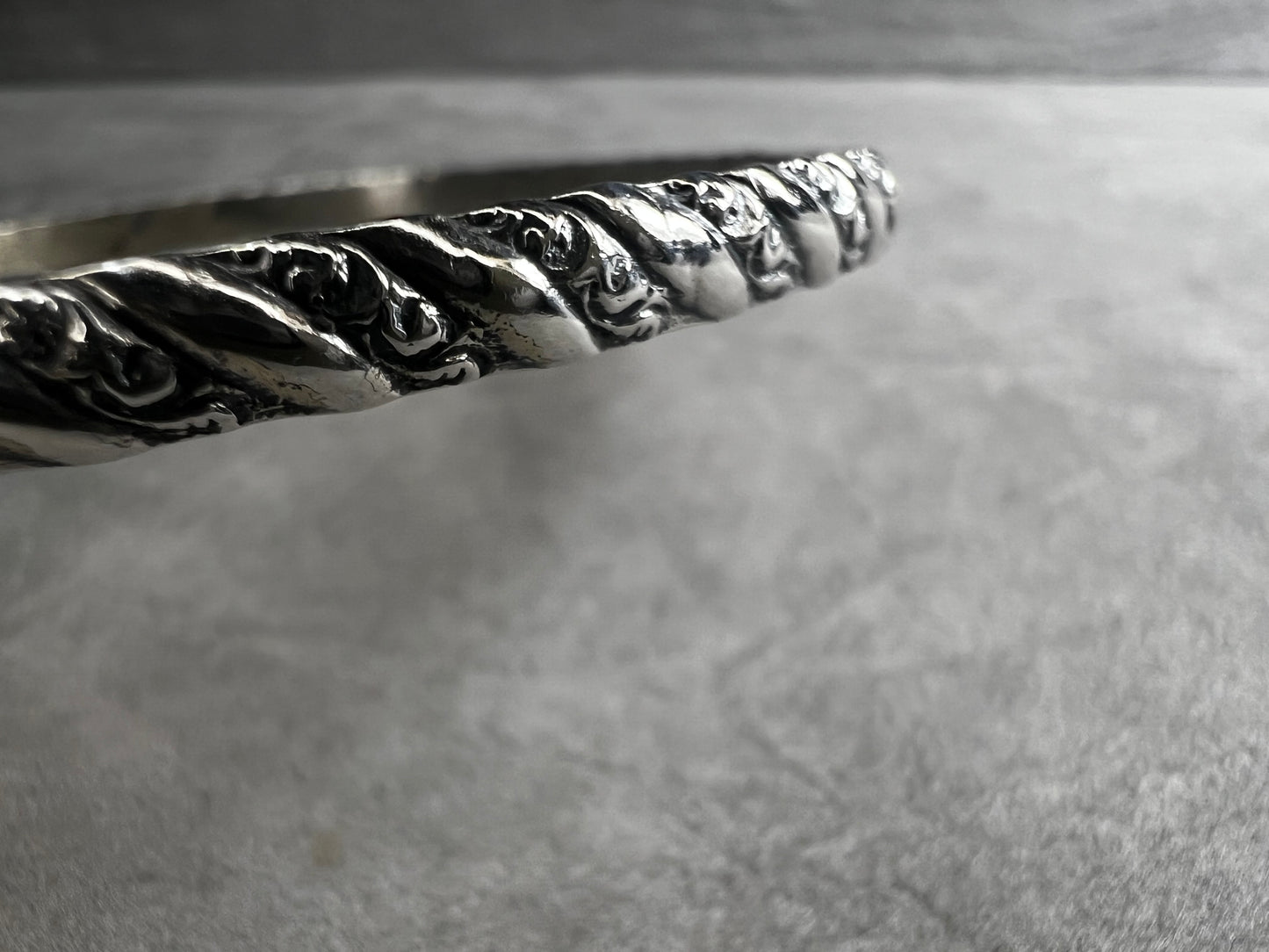 This vintage Danecraft sterling silver bracelet offers timeless elegance with its simple yet detailed design. Crafted with care, it provides a classic accessory that complements any outfit while ensuring durability and comfort for everyday wear.