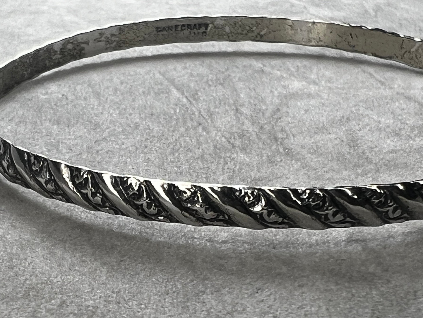 This vintage Danecraft sterling silver bracelet offers timeless elegance with its simple yet detailed design. Crafted with care, it provides a classic accessory that complements any outfit while ensuring durability and comfort for everyday wear.