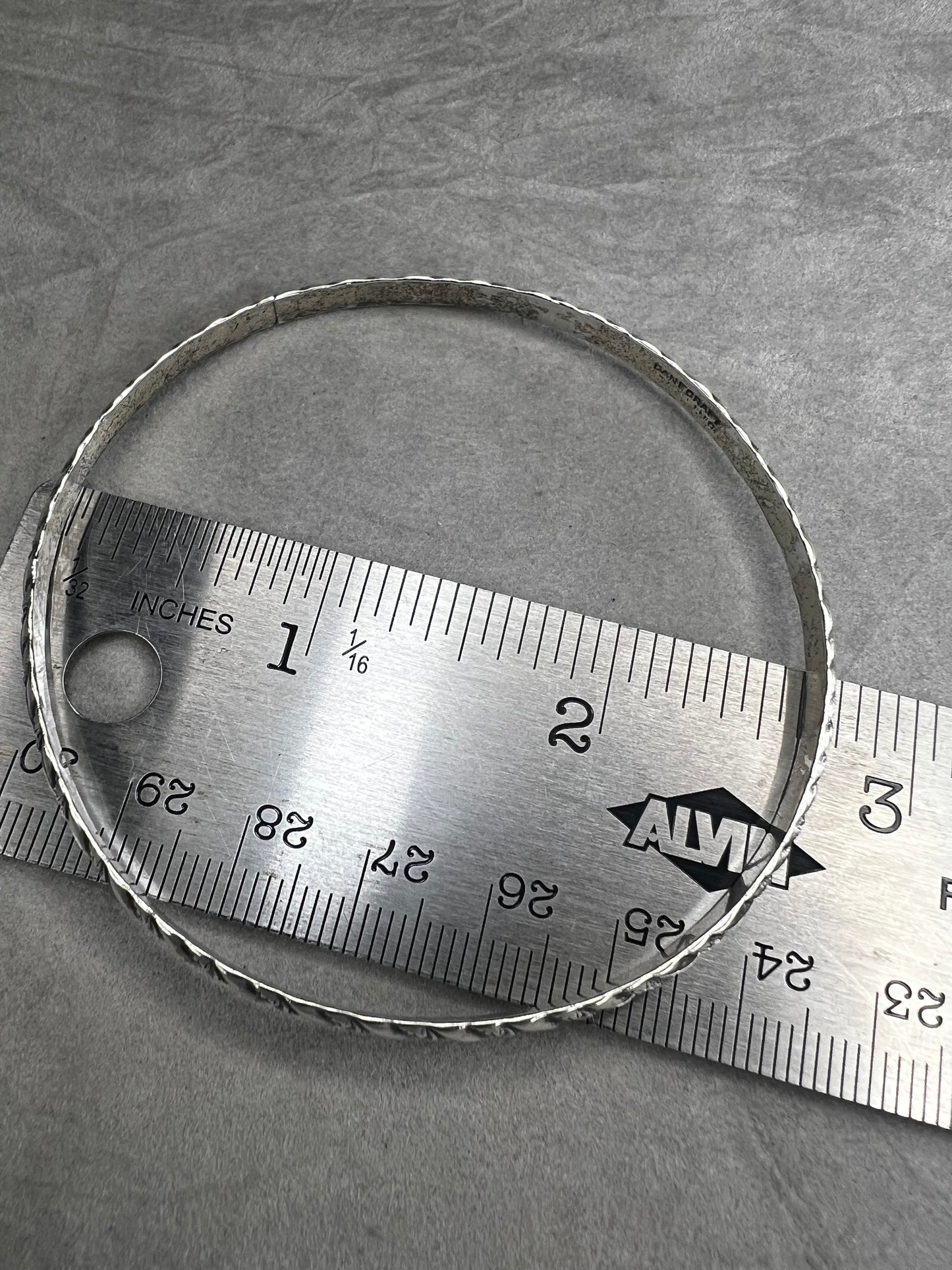 This vintage Danecraft sterling silver bracelet offers timeless elegance with its simple yet detailed design. Crafted with care, it provides a classic accessory that complements any outfit while ensuring durability and comfort for everyday wear.