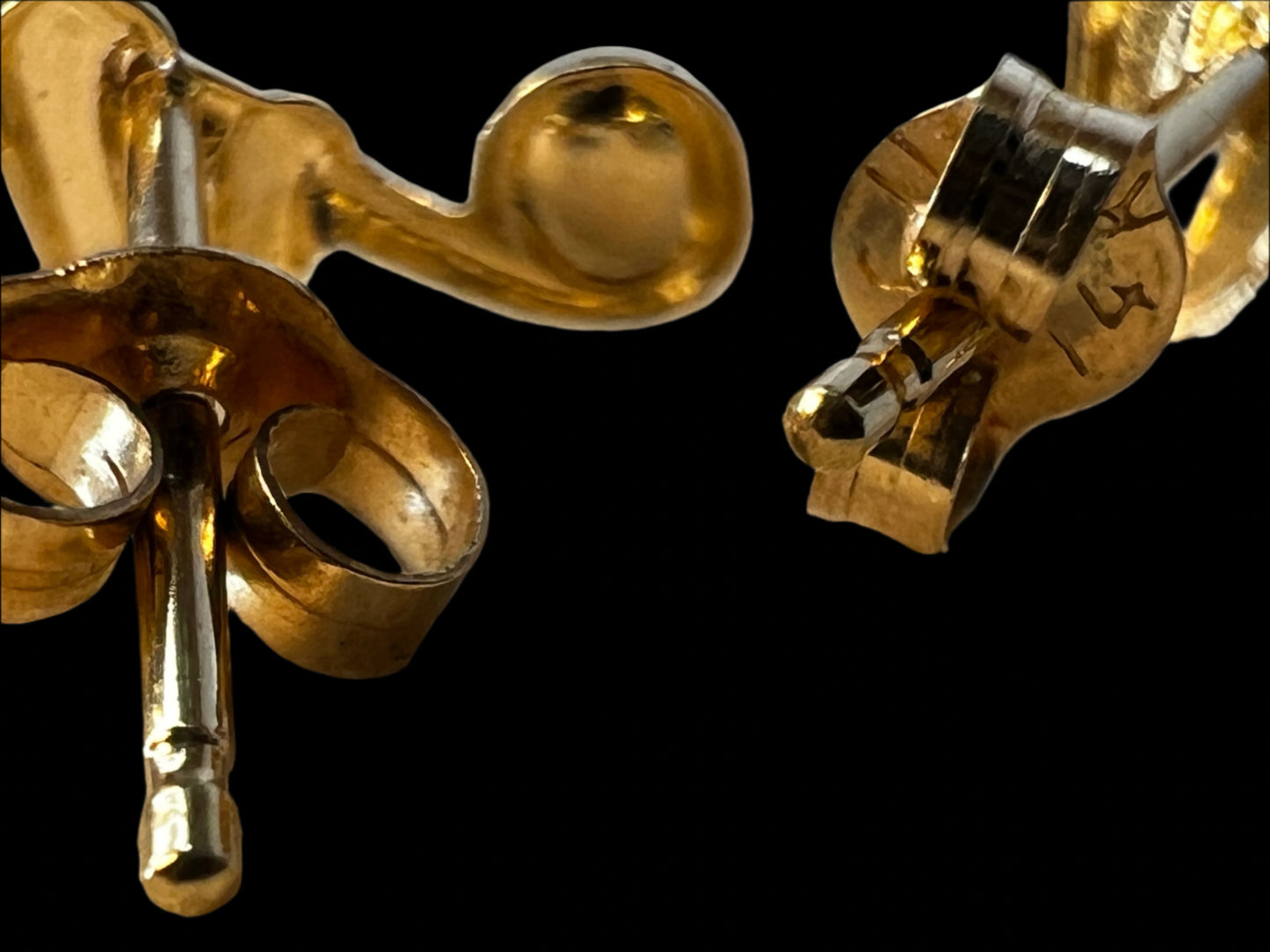 Crafted from 14 karat gold, these stud earrings feature a 16th note. They are perfect for the music lover.