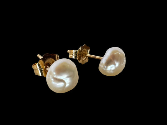 Crafted from 14k gold and pearls, these earrings are perfect for either casual or formal occasions. They will bring a touch of luxury to any outfit.