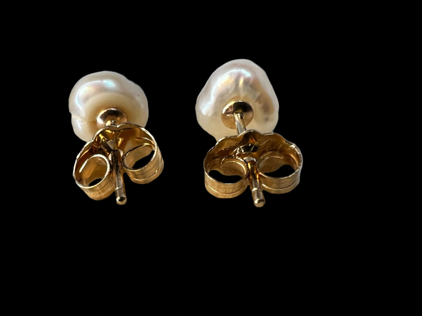 Crafted from 14k gold and pearls, these earrings are perfect for either casual or formal occasions. They will bring a touch of luxury to any outfit.