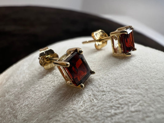 Crafted from 10 karat gold, these earrings feature lovely garnets. They will add a subtle touch of luxury to any outfit.