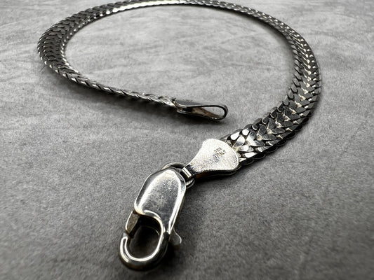 This sterling silver flat foxtail link bracelet offers a robust and refined design. Ideal for those seeking a timeless accessory that combines strength with elegance.