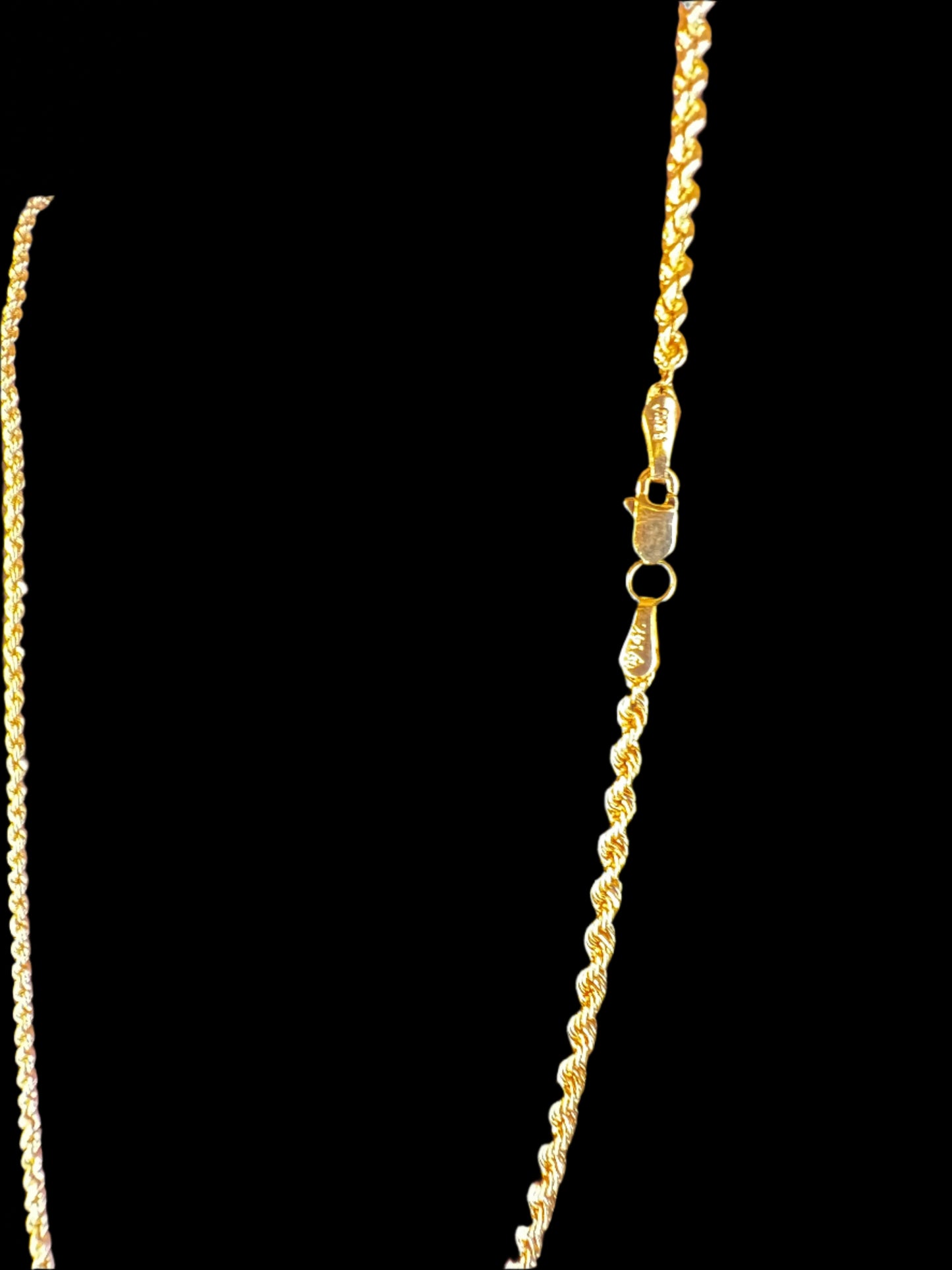 This exquisite 20" rope chain is the epitome of elegance and luxury. Crafted in Peru with 14 karat gold, this piece is perfect for anyone who wants to add some sophistication to their outfit.
