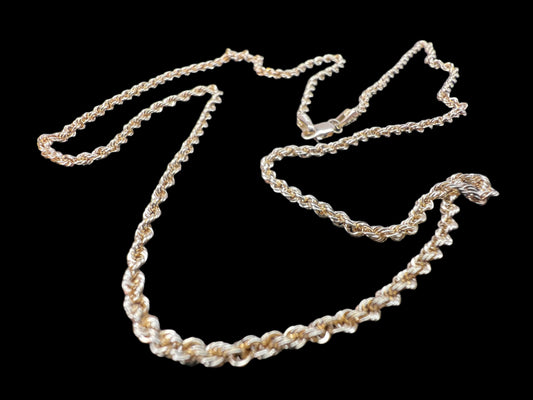 This exquisite 20" rope chain is the epitome of elegance and luxury. Crafted in Peru with 14 karat gold, this piece is perfect for anyone who wants to add some sophistication to their outfit.