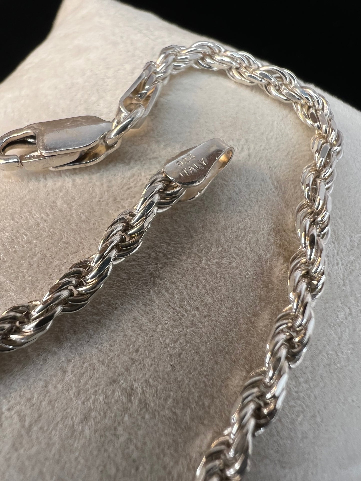 This sterling silver bracelet, crafted with a rope-style chain, will bring a timeless sophistication and elegance to your look.
