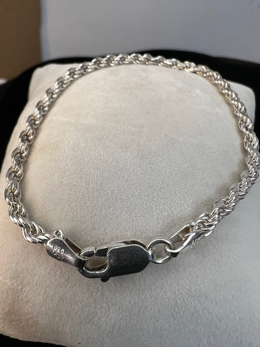 This sterling silver bracelet, crafted with a rope-style chain, will bring a timeless sophistication and elegance to your look.