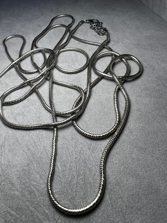 This exquisite Milor necklace measures an impressive 60 inches, offering versatile styling options. Crafted of sterling silver, this piece will enhance any outfit.