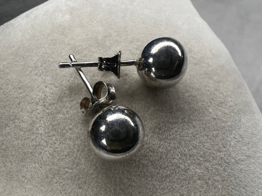 These sterling silver stud earrings offer a timeless and understated accessory perfect for everyday wear. Their minimalist design ensures versatility, making them an essential addition to your jewelry collection.