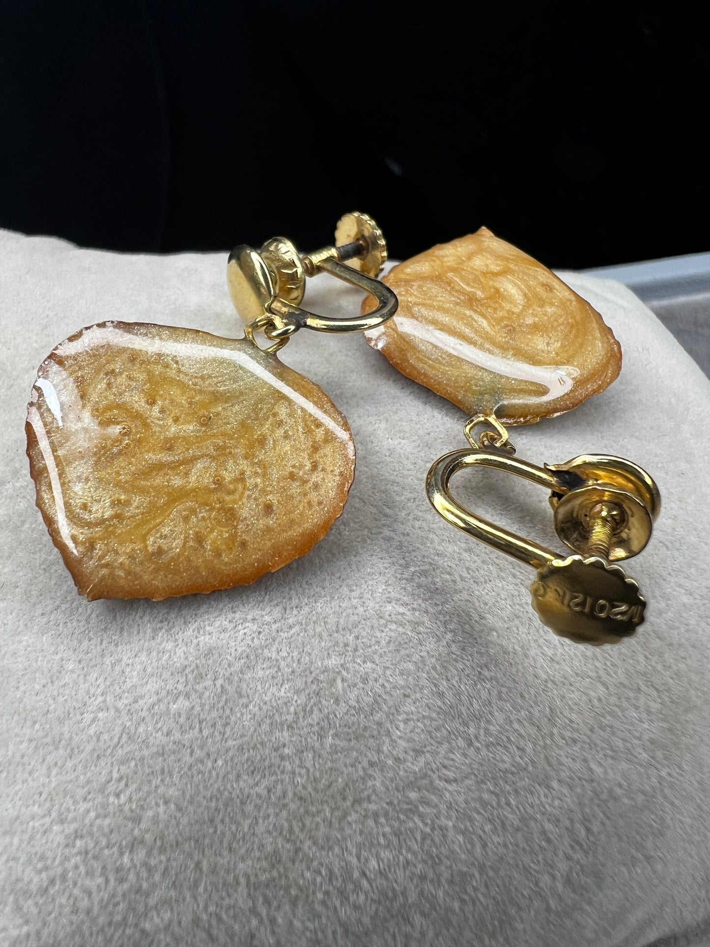 These earrings feature a natural leaf preserved in resin, elegantly paired with a gold fill screw back for a secure, non-pierced fit. This design offers a distinctive, nature-inspired accessory that combines organic beauty with expert craftsmanship.