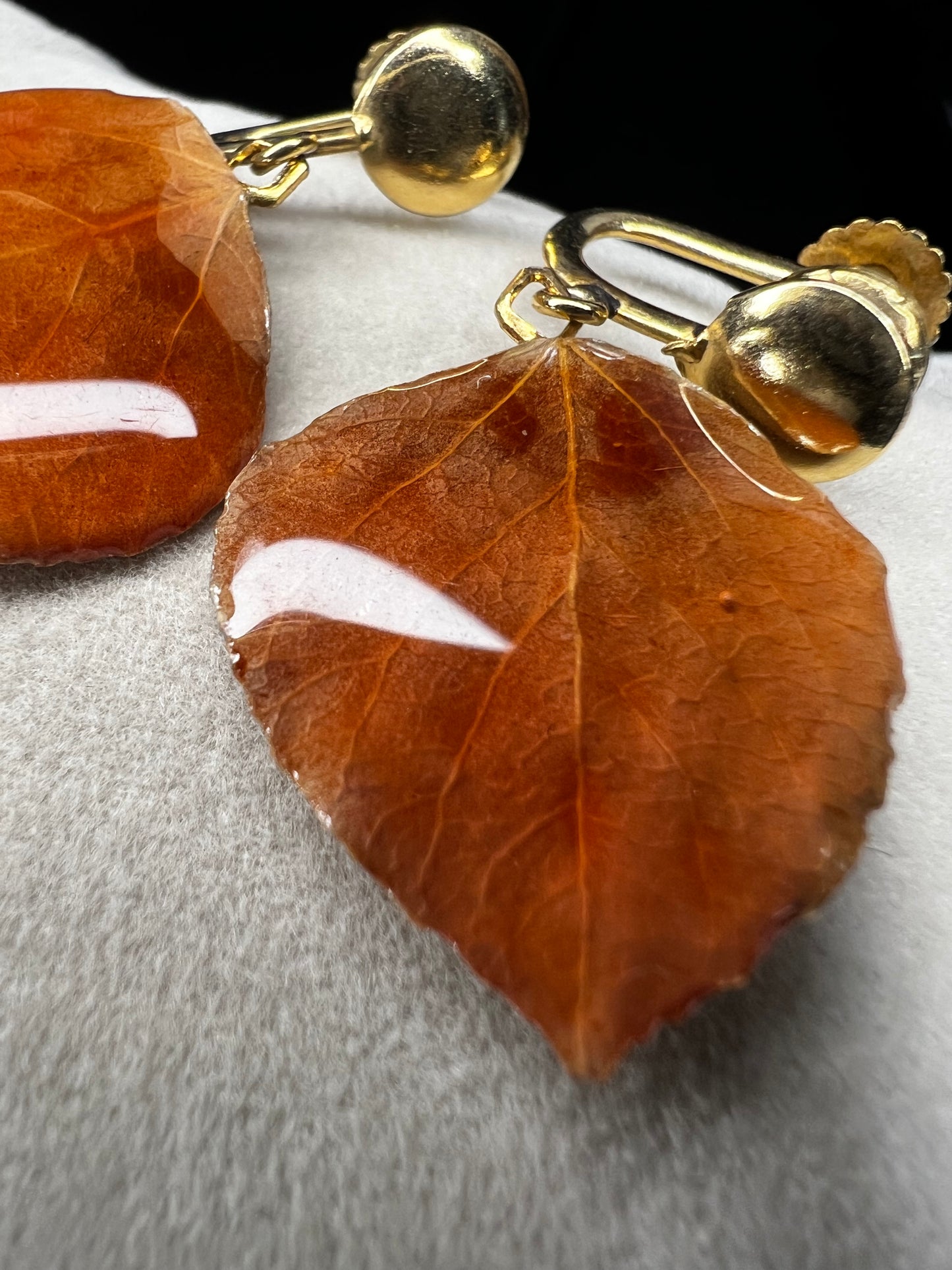 These earrings feature a natural leaf preserved in resin, elegantly paired with a gold fill screw back for a secure, non-pierced fit. This design offers a distinctive, nature-inspired accessory that combines organic beauty with expert craftsmanship.