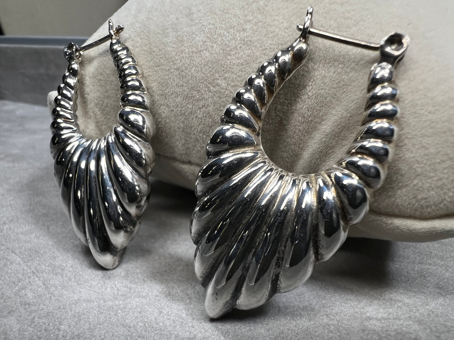 These vintage sterling silver scalloped shrimp hoop earrings are a distinctive accessory that complements any vintage-inspired ensemble. Ideal for collectors and enthusiasts seeking authentic vintage charm.