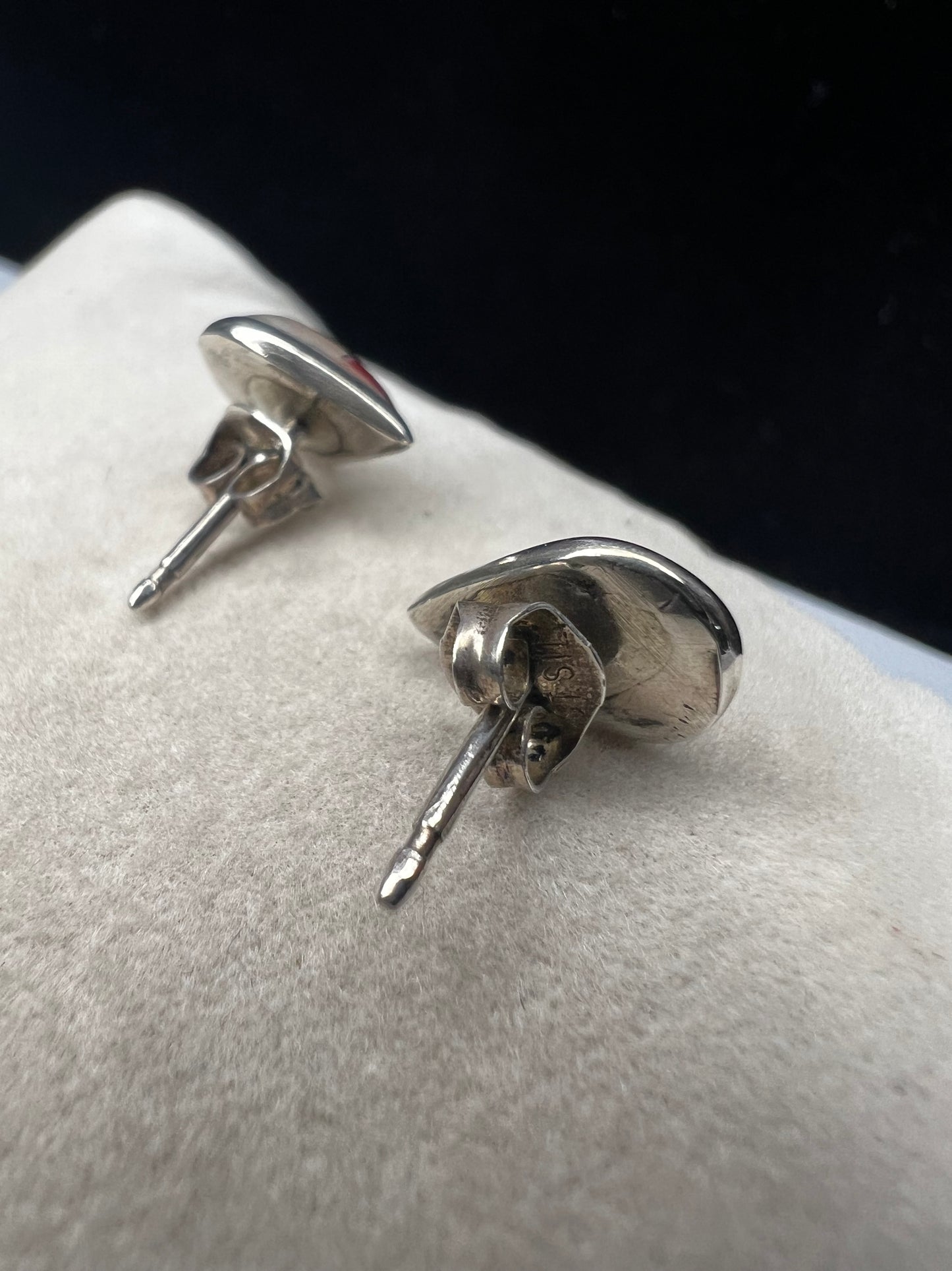 These small vintage sterling silver earrings feature delicate mother of pearl inlays accented with a splash of color. Their classic design adds a vintage-inspired touch that complements both casual and formal ensembles with subtle sophistication.