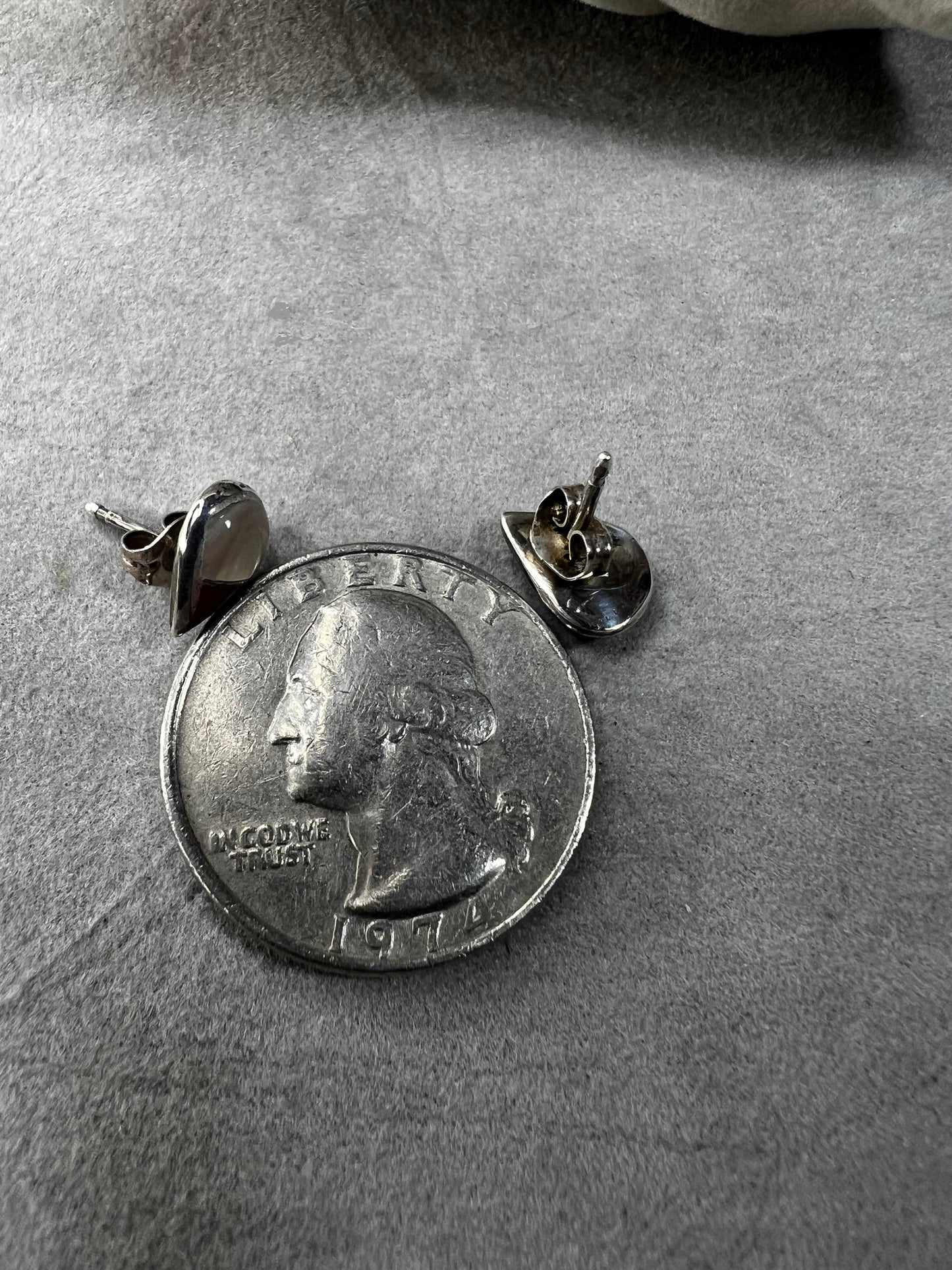 These small vintage sterling silver earrings feature delicate mother of pearl inlays accented with a splash of color. Their classic design adds a vintage-inspired touch that complements both casual and formal ensembles with subtle sophistication.
