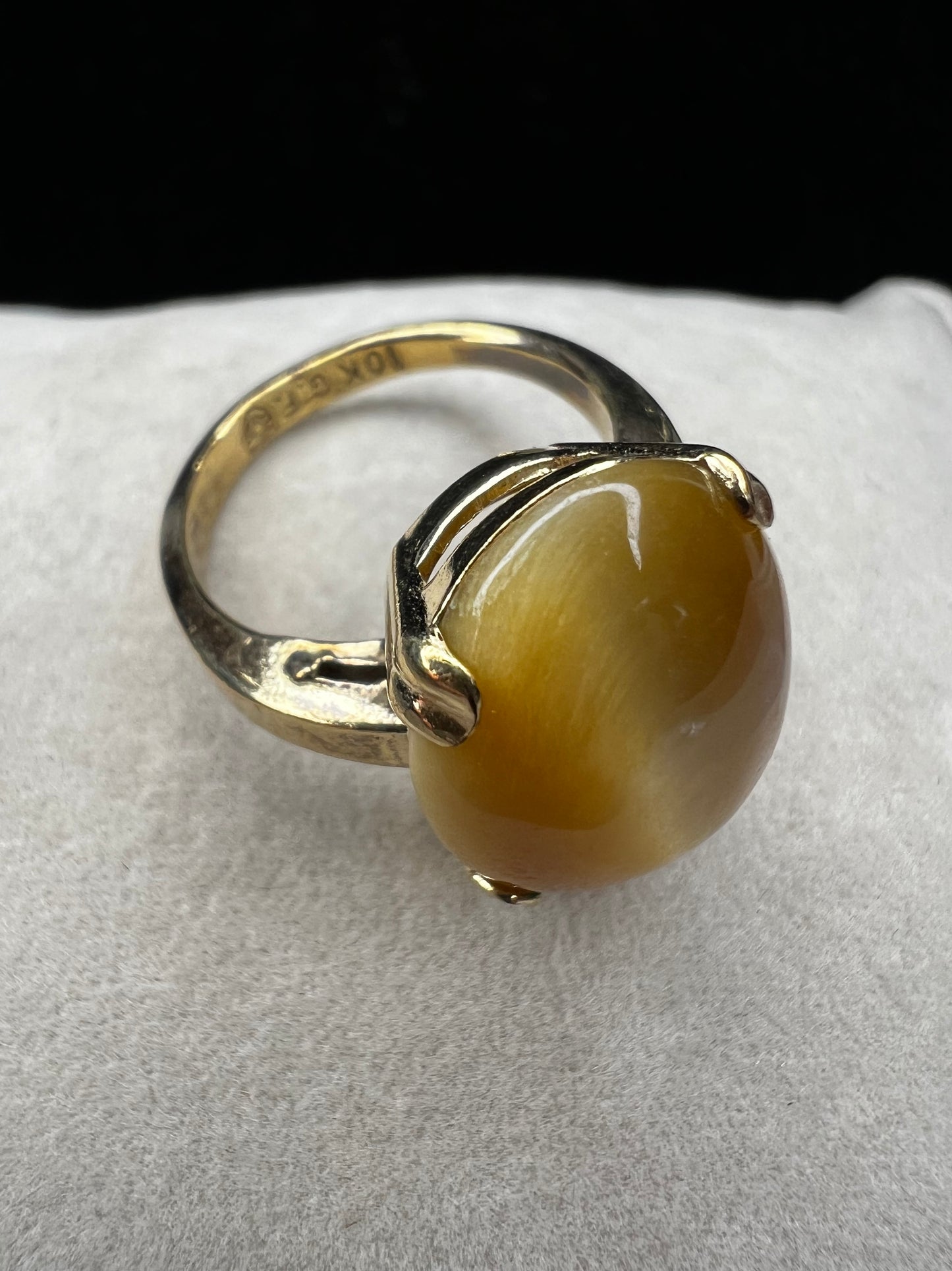 This 10 karat gold filled ring features a beautiful Tiger's Eye cabochon. Perfect for adding some sophistication to your outfit.