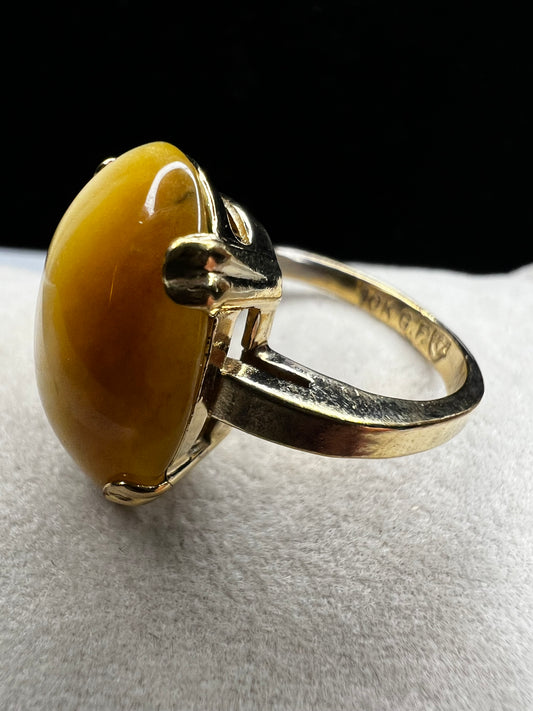 This 10 karat gold filled ring features a beautiful Tiger's Eye cabochon. Perfect for adding some sophistication to your outfit.