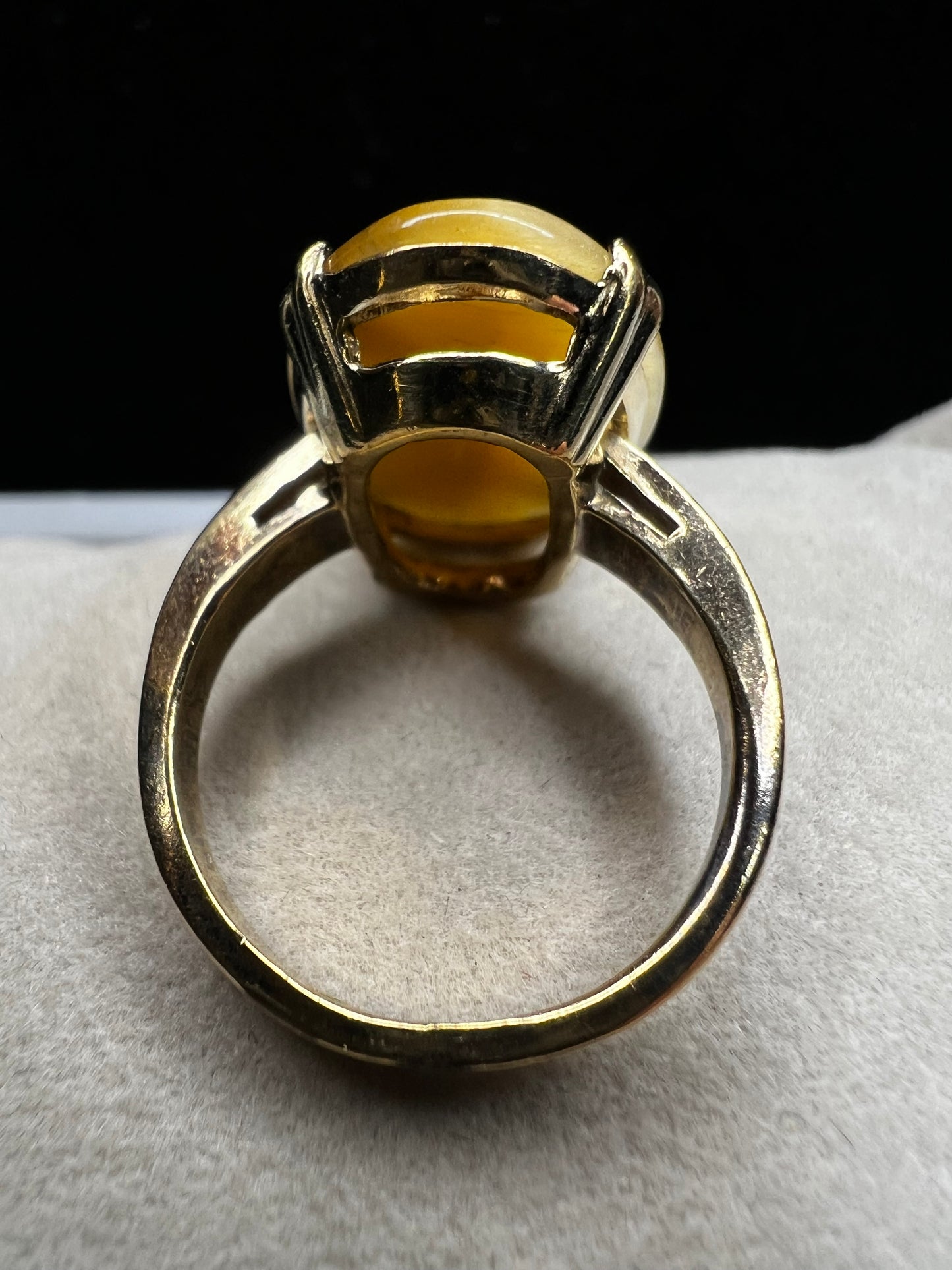 This 10 karat gold filled ring features a beautiful Tiger's Eye cabochon. Perfect for adding some sophistication to your outfit.