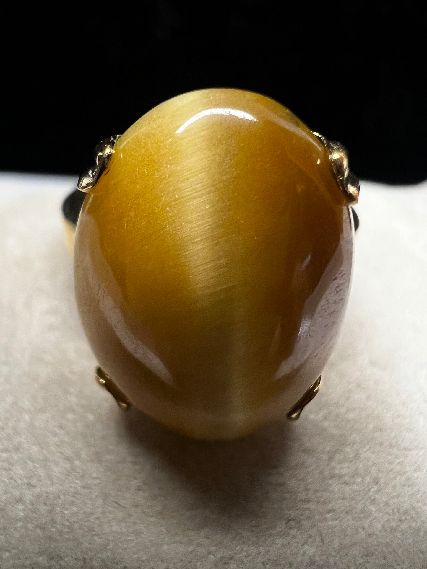 This 10 karat gold filled ring features a beautiful Tiger's Eye cabochon. Perfect for adding some sophistication to your outfit.