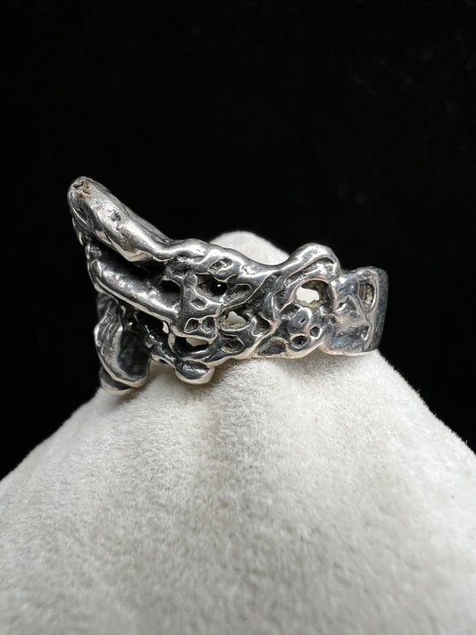 This sterling silver "lady in a dress" ring showcases expert craftsmanship with its solid construction. Its refined design captures a timeless aesthetic, making it a sophisticated addition to any jewelry collection. Perfect for those who appreciate quality and artistry in their accessories.