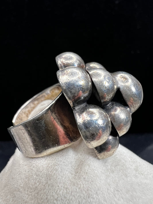 Crafted from sterling silver, this vintage Mexican ring features a distinctive design that highlights traditional artistry. Its bubble motif adds texture and depth, making it a unique accessory.