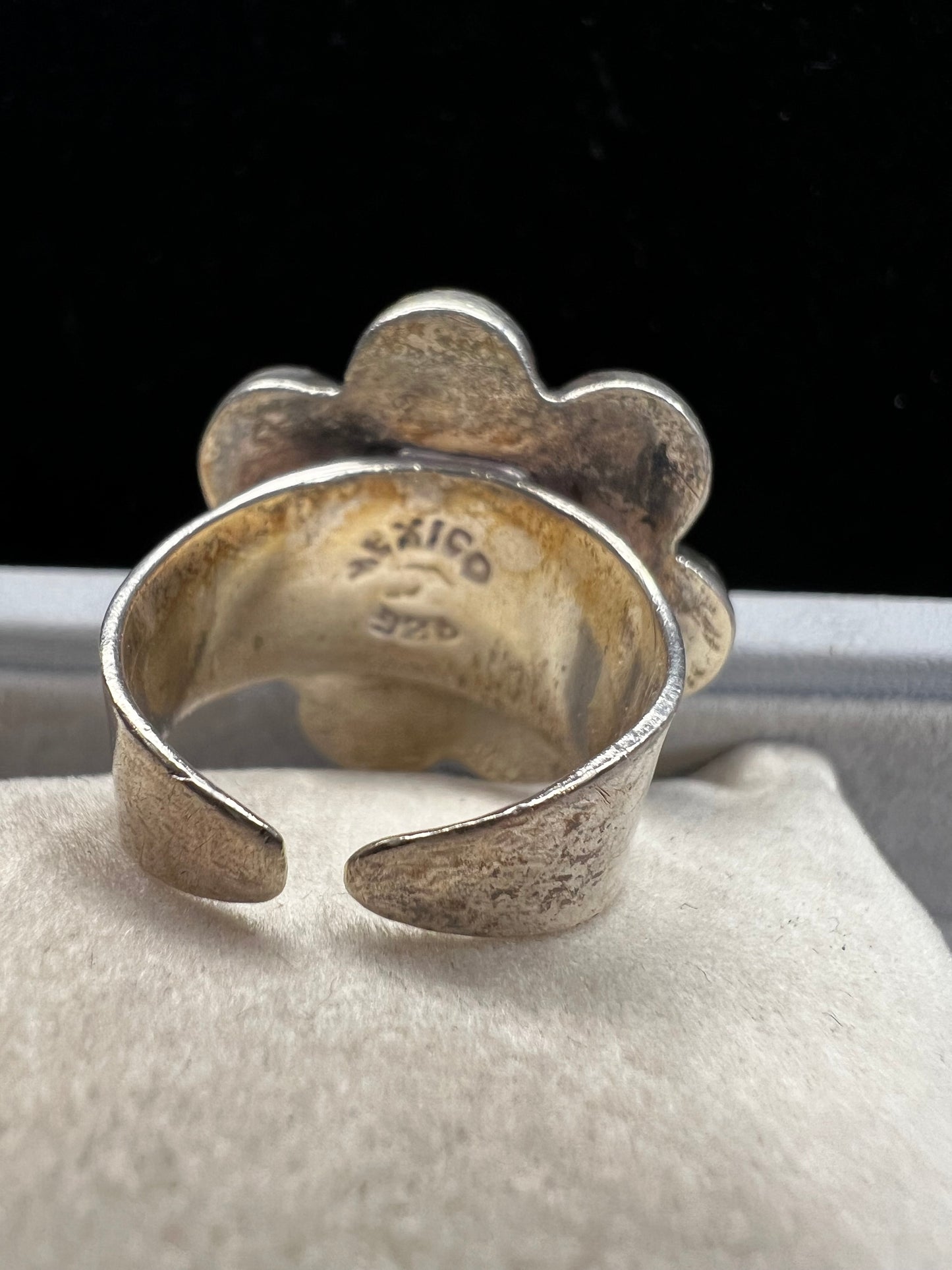 Crafted from sterling silver, this vintage Mexican ring features a distinctive design that highlights traditional artistry. Its bubble motif adds texture and depth, making it a unique accessory.