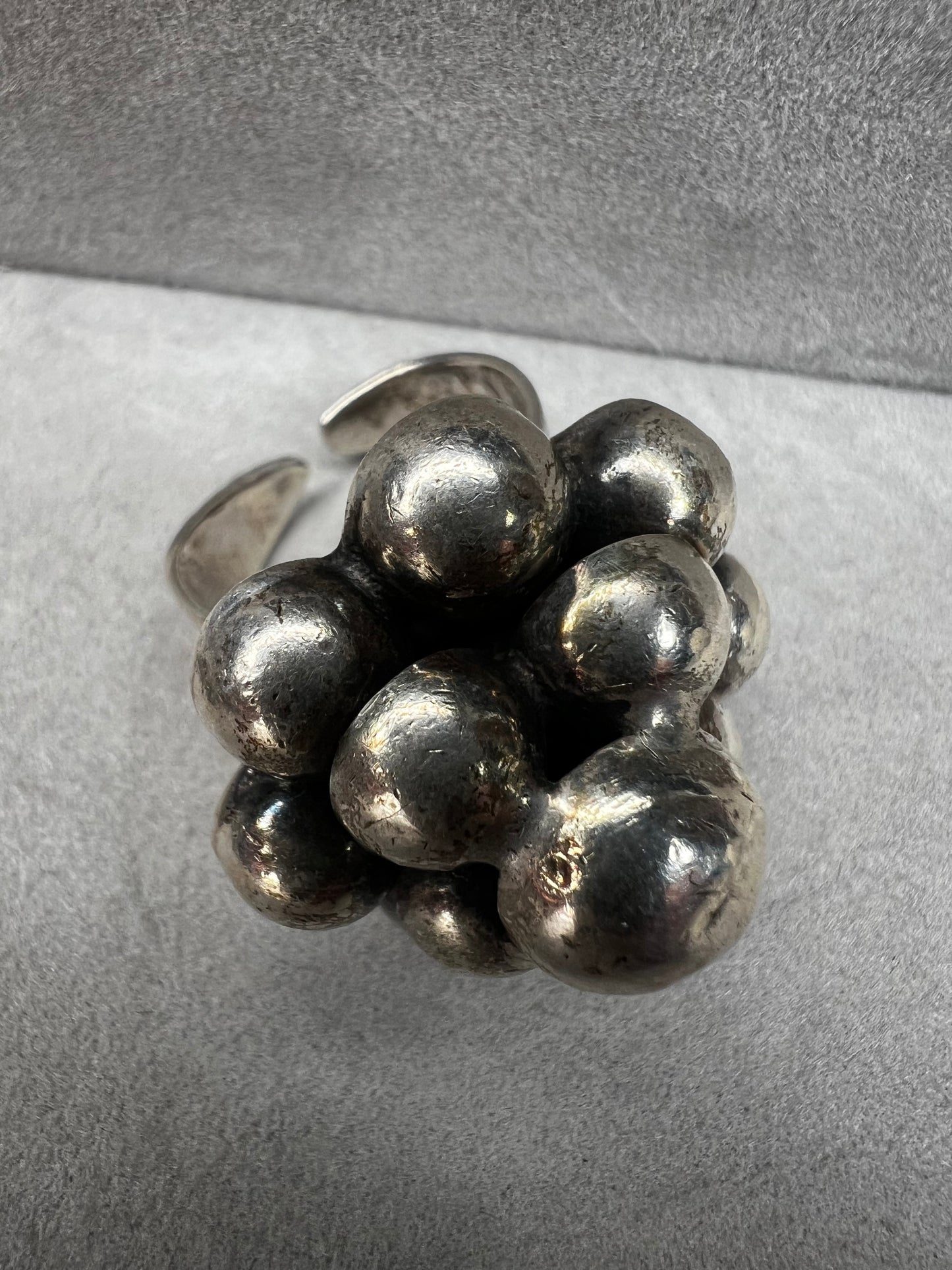 Crafted from sterling silver, this vintage Mexican ring features a distinctive design that highlights traditional artistry. Its bubble motif adds texture and depth, making it a unique accessory.