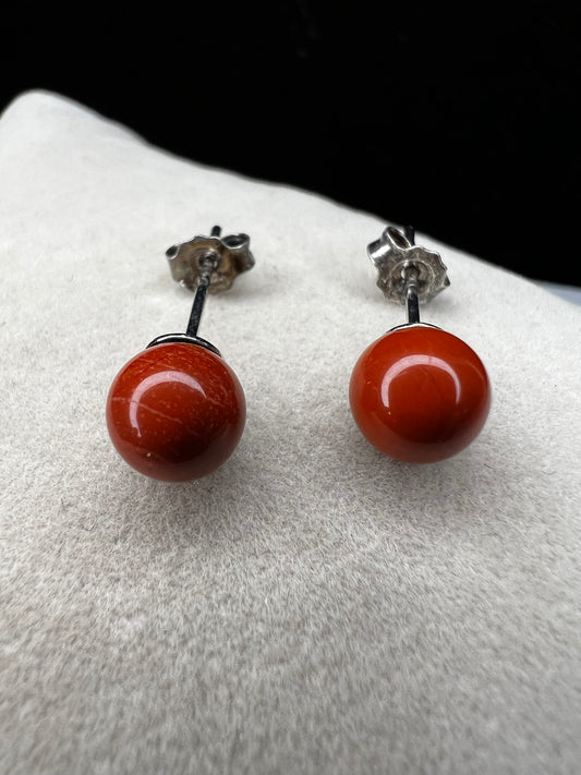 These sterling silver stud earrings feature natural jasper stones, blending classic design with a touch of earthy elegance. Perfect for adding a subtle, supportive accent to any outfit.