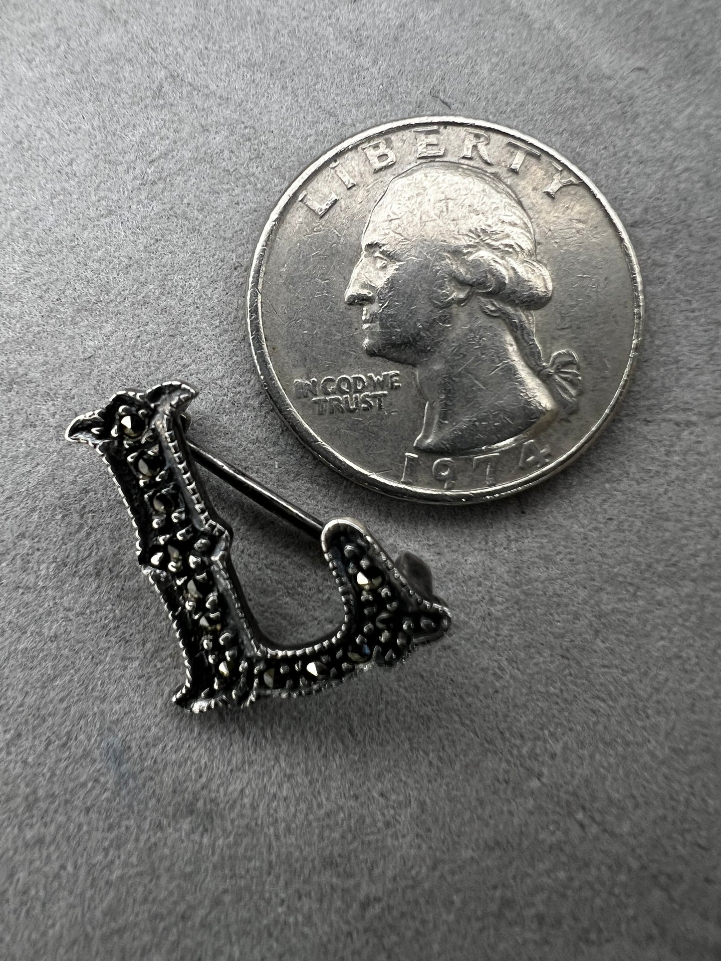 This sterling silver and marcasite pin shaped like an "L" adds a subtle, timeless vintage charm to any outfit. Its delicate design offers a perfect way to personalize your look with a touch of classic elegance.