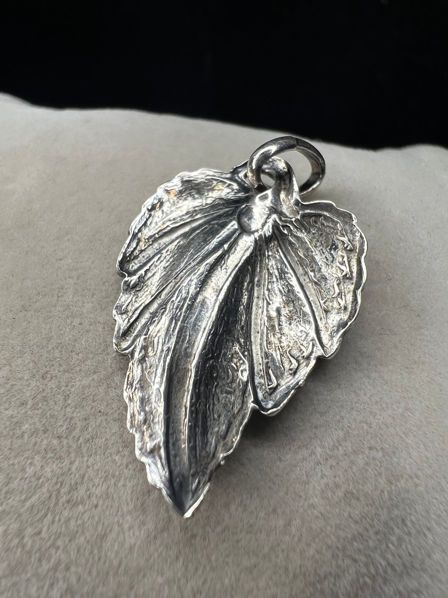 This 1-inch leaf crafted from sterling silver offers versatile wear as either a pendant or charm. Its elegant design brings a natural touch to your jewelry, making it a meaningful addition to any collection.