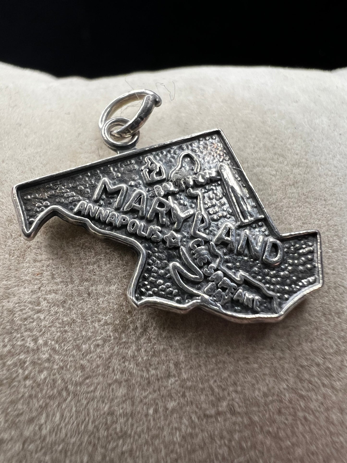 Celebrate Maryland’s rich heritage and the iconic Chesapeake Bay with this sterling silver charm. This piece will be a meaningful addition to any collection or a distinguished gift for those who appreciate Maryland’s unique charm.