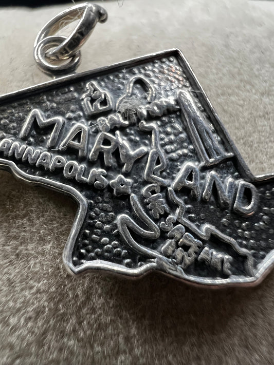 Celebrate Maryland’s rich heritage and the iconic Chesapeake Bay with this sterling silver charm. This piece will be a meaningful addition to any collection or a distinguished gift for those who appreciate Maryland’s unique charm.
