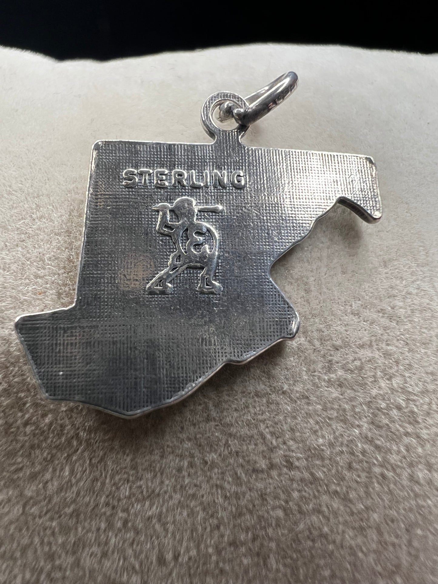 Celebrate Maryland’s rich heritage and the iconic Chesapeake Bay with this sterling silver charm. This piece will be a meaningful addition to any collection or a distinguished gift for those who appreciate Maryland’s unique charm.