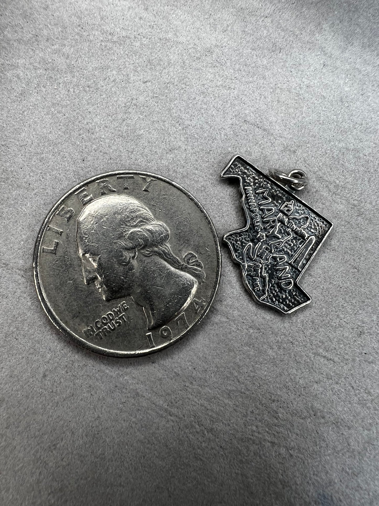 Celebrate Maryland’s rich heritage and the iconic Chesapeake Bay with this sterling silver charm. This piece will be a meaningful addition to any collection or a distinguished gift for those who appreciate Maryland’s unique charm.