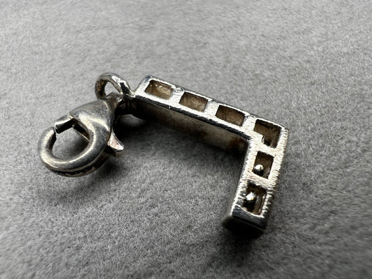 This Thomas Sabo sterling silver charm features the initial "L" elegantly adorned with sparkling cubic zirconia stones. This piece adds a subtle yet distinctive touch for anyone whose name begins with "L."