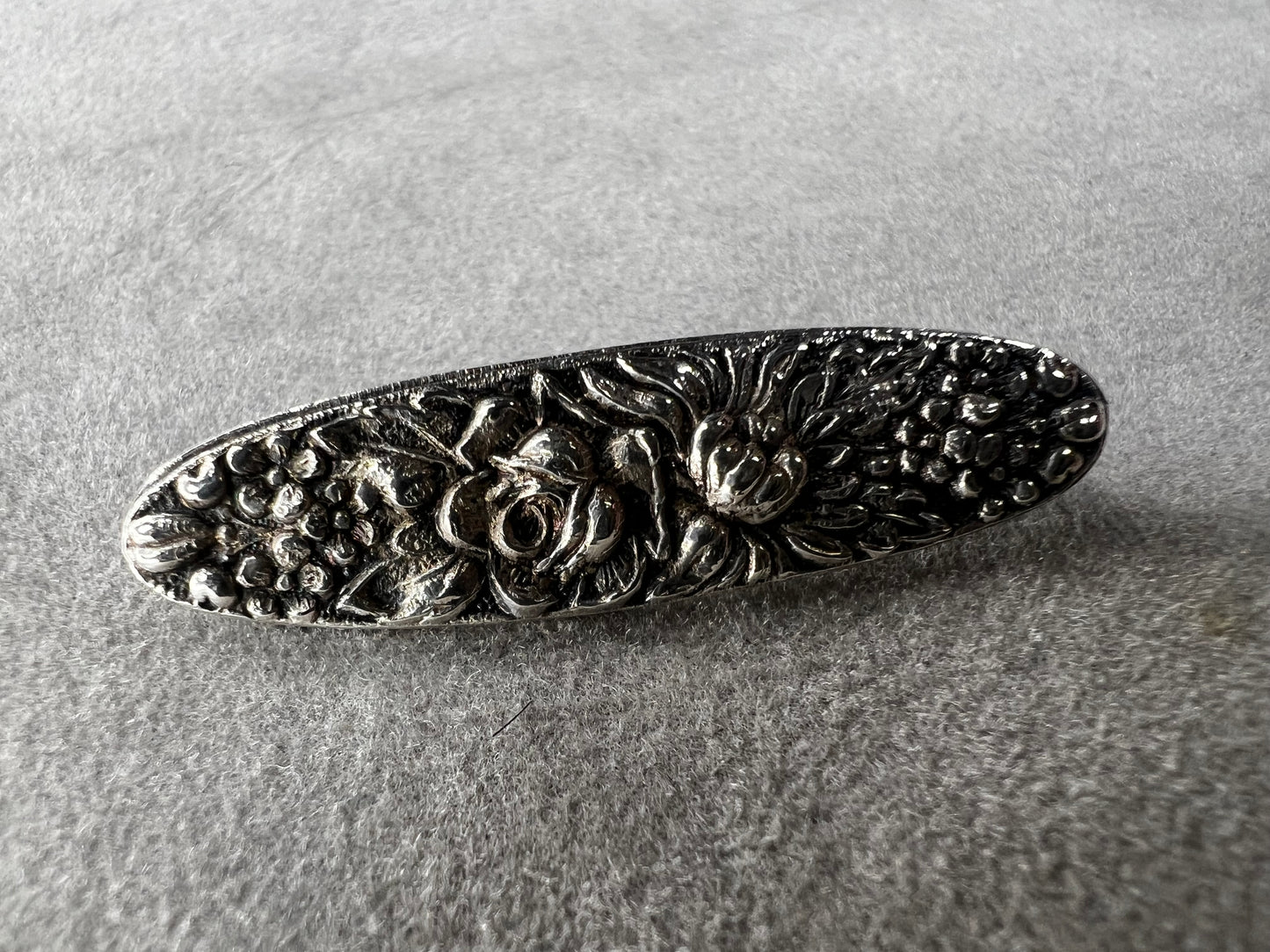 This antique Stieff Repousse sterling silver oval bar brooch showcases exquisite craftsmanship and timeless elegance. Despite its small size, it carries a distinguished charm that will add a touch of refined class to any collection.