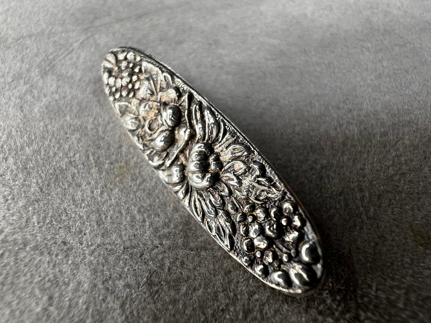 This antique Stieff Repousse sterling silver oval bar brooch showcases exquisite craftsmanship and timeless elegance. Despite its small size, it carries a distinguished charm that will add a touch of refined class to any collection.