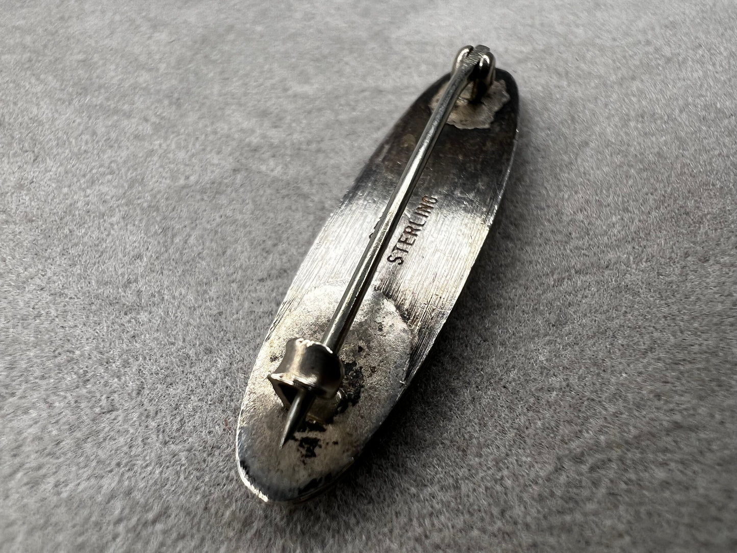 This antique Stieff Repousse sterling silver oval bar brooch showcases exquisite craftsmanship and timeless elegance. Despite its small size, it carries a distinguished charm that will add a touch of refined class to any collection.