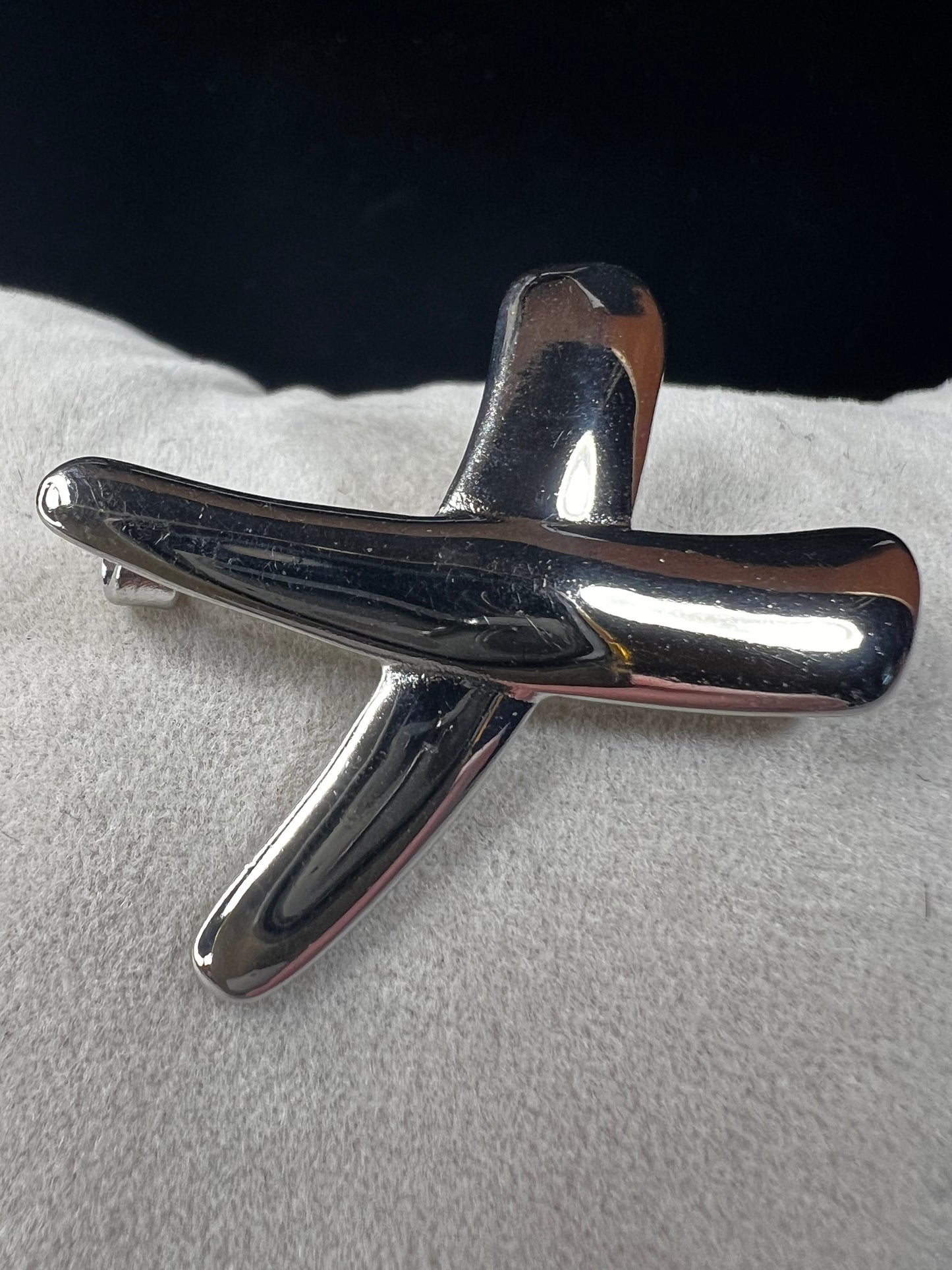 Crafted from sterling silver, this brooch features a simple, modern design that effortlessly enhances any outfit. Perfect for adding a subtle touch of style every day.
